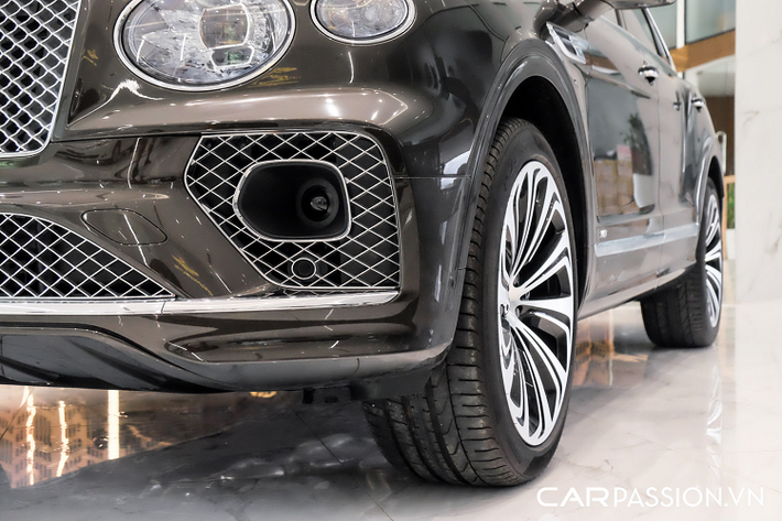 Ghế ngồi được thêu logo Bentley trên tựa lưng, toàn bộ khoang nội thất đều được bọc da cao cấp, sử dụng chỉ khâu tương phản và được làm thủ công với chất lượng cao nhất. Vô-lăng 3 chấu trên Bentayga được tích hợp lẫy chuyển số và các nút bấm hỗ trợ người lái, cụm đồng hồ cơ phía sau được thay thế bằng đồng hồ điện tử. Một chiếc đồng hồ cơ được đặt gọn gàng ở vị trí chính giữa bảng điều khiển, nút Start/Stop Engine có vai trò như một núm xoay để khách hàng lựa chọn giữa các chế độ lái khác nhau.
