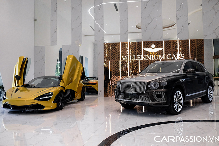 Bentley Bentayga siêu sang được ra mắt lần đầu tại triển lãm Frankfurt Motor Show 2015, đánh dấu một cột mốc đáng nhớ khi trở thành chiếc SUV đầu tiên của thương hiệu xe sang Anh Quốc. Tương tự thế hệ trước đó, Bentayga 2021 phiên bản Facelift cho thấy sức hút khá lớn với những khách hàng Việt khi hàng loạt các doanh nghiệp tư nhân và đại lý chính hãng thay phiên nhau đưa về nước với số lượng không nhỏ.
