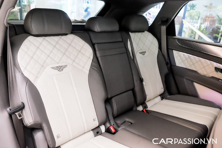 Bentley Dynamic Ride kiểm soát các lực hướng ngang khi vào cua, đảm bảo lốp xe tiếp xúc tối đa với mặt đường, mang lại sự ổn định và tính an toàn cho người ngồi trong xe. Để phù hợp với xu hướng hiện nay, Bentley trang bị cho Bentayga mới 8 chế độ lái gồm 4 chế độ đường trường và 4 chế độ off-road.