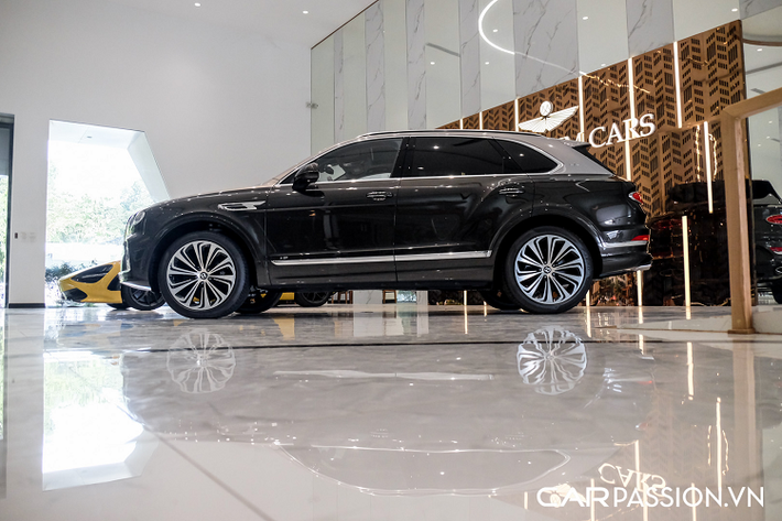 Tiến vào bên trong, khoang nội thất của chiếc Bentayga First Edition tại Millennium Cars được phối với 2 tông màu kem và xám, tương đồng với lớp sơn ngoại thất. Cabin trên xe cũng được thay đổi ở rất nhiều chi tiết cũng như cách bố trí, bao gồm: vô-lăng, bảng điều khiển trung tâm và ghế ngồi mới bổ sung thêm hệ thống thông gió ở phía sau với cấu hình 5 năm chỗ ngồi. Hành khách ở khoang sau có thể tận hưởng sự xa xỉ tột độ, tiện nghi vượt bậc và không gian rộng rãi khi chỗ để chân tăng thêm 100 mm tùy theo cấu hình.