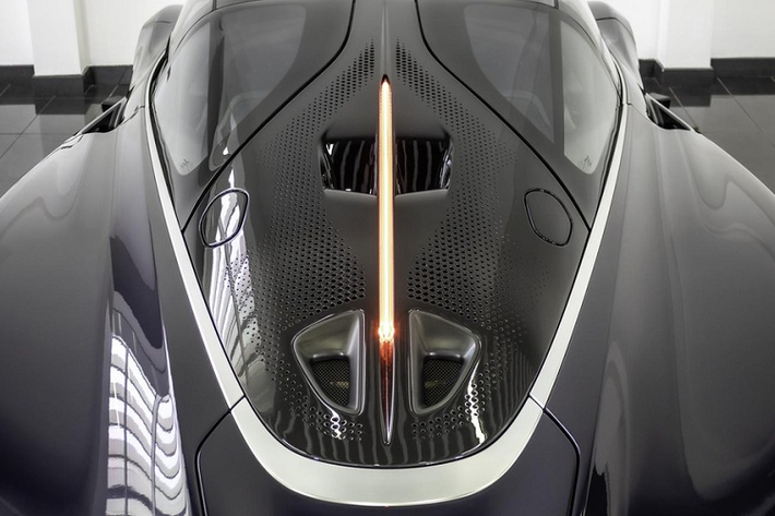 Sức mạnh kể trên cộng với trọng lượng khô chỉ 1.430 kg, McLaren Speedtail có thể tăng tốc từ 0-300 km/h trong thời gian chỉ 12,8 giây. Như vậy, McLaren Speedtail có thời gian tăng tốc nhanh hơn 0,3 giây so với Bugatti Chiron vốn sở hữu công suất tối đa 1.479 mã lực. Ngoài ra, McLaren Speedtail còn có vận tốc tối đa 402 km/h.