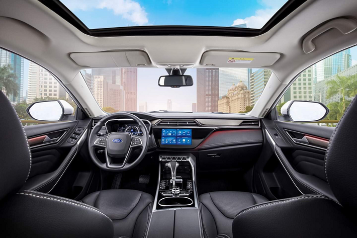Ford Territory là một chiếc xe có thiết kế bắt mắt. Xe sử dụng đèn pha và đèn hậu full-LED. Lưới tản nhiệt thiết kế thể thao đen bóng mạnh mẽ và nhiều chi tiết ngoại thất được mạ crôm khá sang trọng. Tổng thể hài hoà hơn với “dàn chân” lắp bộ mâm 18 inch sơn hai tông màu.