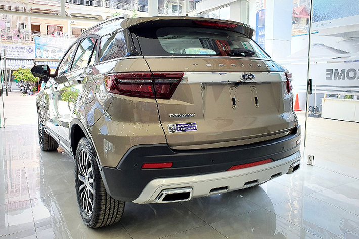 Tại Campuchia xe được phân phối duy nhất phiên bản Titanium Plus, giá xe Ford Territory 2021 niêm yết 46.900 USD (khoảng 1,079 tỷ đồng), xe nhập khẩu nguyên chiếc. Ford Territory là kết quả của sự hợp tác giữa hãng xe Mỹ và Jiangling Motors. Theo đó, Ford Territory chia sẻ khá nhiều với mẫu CUV Trung Quốc – Jiangling Yusheng S330. Được định vị ở phân khúc CUV hạng C, Territory sở hữu kích thước (DxRxC) 4.580 x 1.936 x 1.674mm, đi kèm với chiều dài cơ sở 2.761mm.