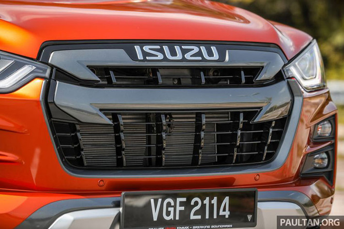 Khác với thị trường Việt, Isuzu D-Max 2021 mới tại Malaysia được cung cấp 2 loại động cơ dầu 1.9L và 3.0L với nhiều biến thể (cabin đôi và cabin đơn) và phiên bản khác nhau.