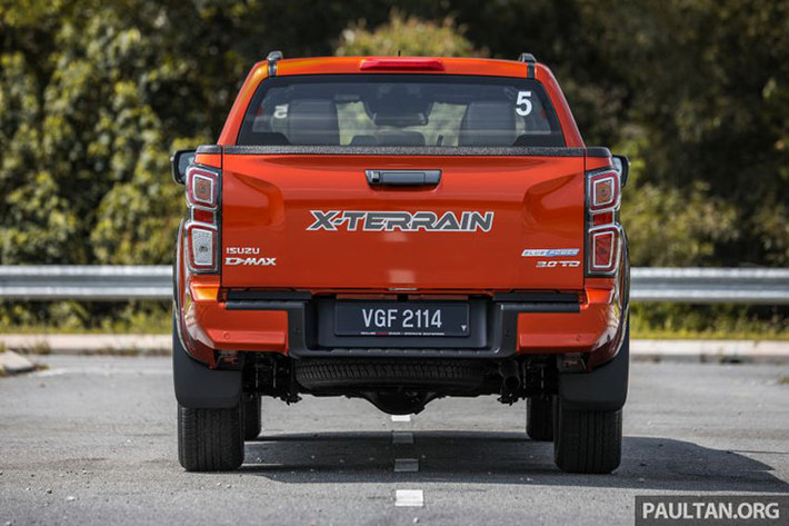 Định giá cao – giá bán tăng cả trăm triệu so với thế hệ cũ. Bên cạnh đó, bản full (D-Max 1.9L AT 4x4 Type Z LSE) thiếu nhiều trang bị, công suất động cơ 1.9L không thực sự mạnh mẽ nếu so với các đối thủ (Ranger Wildtrak, Hilux Adventure…), thương hiệu “chuyên bán xe tải” đi cùng với mạng lưới đại lý khá ít, không thuận tiện để người mua bảo dưỡng, sửa chữa chính là những lý do khiến Isuzu D-Max 2021 tiếp tục là mẫu xe khó bán, “đội sổ” trong phân khúc bán tải cỡ trung tại Việt Nam!