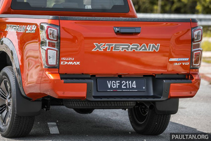 Bản cabin đôi có giá bán lần lượt: 1.9L 4×4 MT có giá 99.599 RM (khoảng 544 triệu đồng) ; 1.9L 4×4 AT có giá 106.999 RM (khoảng 584 triệu đồng); 1.9L 4×4 AT Premium có giá 121.549 RM (khoảng 664 triệu đồng); 3.0L 4×4 AT Premium 128.038 RM (khoảng 699 triệu đồng); 3.0L 4×4 AT X-Terrain cao cấp nhất 141.938 RM (khoảng 775 triệu đồng).