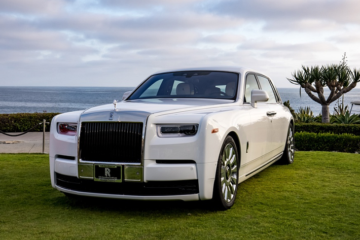 Rolls-Royce Phantom Tempus đặc biệt được hãng xe đến từ Anh Quốc lấy cảm hứng từ chủ đề thời gian và sao Pulsar. Chiếc xe đầu tiên được bàn giao cho một doanh nhân tại California nhân dịp kỷ niệm 40 năm ngày cưới.