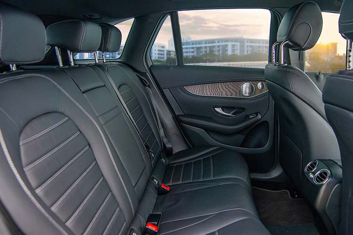 Về an toàn, cả GLC 200 và GLC 200 4Matic vẫn sở hữu hàng loạt các tính năng an toàn như: hỗ trợ đỗ xe tự động Active Parking Assist; cảnh báo mất tập trung ATTENTION ASSIST; ESP Curve Dynamic Assist; phanh tay điều khiển điện với chức năng nhả phanh thông minh; hỗ trợ khởi hành ngang dốc Hill-start assist; túi khí phía trước, túi khí bên hông phía trước, túi khí đầu gối cho người lái, túi khí cửa sổ.