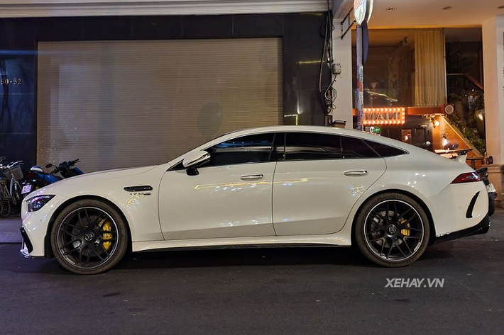 Một trong những điểm nổi bật trên Mercedes-AMG GT 63S nói riêng và dòng xe AMG GT Coupe nói chung chính nằm ở thiết kế tới 4 chỗ ngồi của xe. Điều này ít nhất sẽ làm chủ nhân có được một không gian thoải mái cũng như gia tăng sự thực dụng mỗi khi cần chở theo bạn bè, gia đình. Ngoài ra, khoang cốp trên Mercedes-AMG GT 63S cũng đủ rộng để chứa được khoảng 2 chiếc vali full-size kèm theo nhiều đồ vật khác.