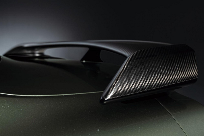 So với phiên bản Premium Edition T-spec, Nissan GT-R Track Edition Engineered by Nismo T-spec 2022 chẳng những có tên dài hơn mà còn được trang bị ấn tượng hơn. Cụ thể, xe được bổ sung nóc xe và nắp cốp sau đều bằng sợi carbon để giảm trọng lượng. Đó là còn chưa kể đến phần thân vỏ hàn đặc biệt và cứng hơn, hệ thống treo do bộ phận Nismo nâng cấp cũng như ghế Recaro thể thao như xe đua.