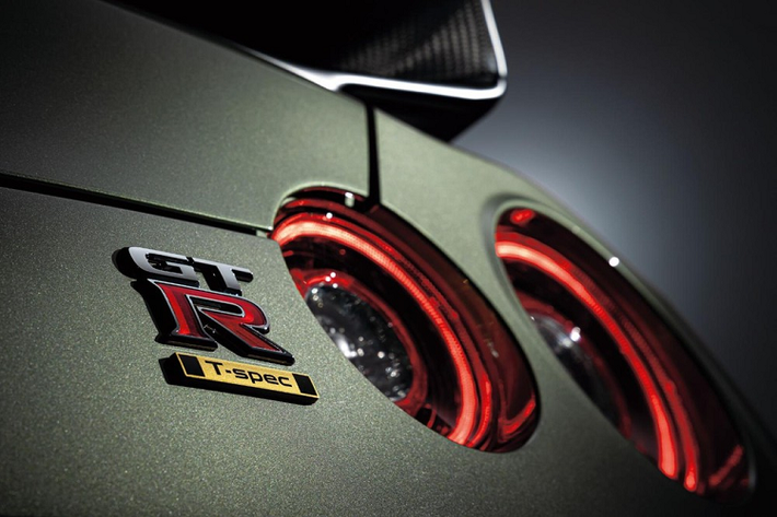 Để phân biệt với bản thường, Nissan GT-R Premium Edition T-spec 2022 được trang bị bộ vành hợp kim Rays 20 inch rộng hơn và sơn màu đồng thay vì xám nòng súng. Ngoài ra, phiên bản Premium Edition T-spec còn đi kèm nội thất và hệ thống treo riêng.