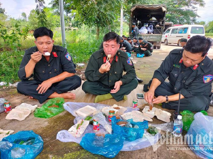 Thượng tá Diêm Công Toàn, Trung đoàn trưởng Trung đoàn CSCĐ Tây Nguyên cho biết: Đợt bổ sung người lần này được Trung đoàn CSCĐ Tây Nguyên thực hiện theo chỉ đạo của Bộ Công an và Bộ Tư lệnh CSCĐ. (Phút nghỉ ngơi bên bìa rừng trên đường hành quân)