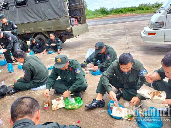 Theo Thượng tá Toàn, 100% cán bộ chiến sĩ đi làm nhiệm vụ được tiêm vắc xin phòng bệnh Covid-19 và có kết quả xét nghiệm âm tính với SARS-CoV-2 trước khi làm nhiệm vụ. 100% cán bộ chiến sĩ đi làm nhiệm vụ có sức khỏe tốt