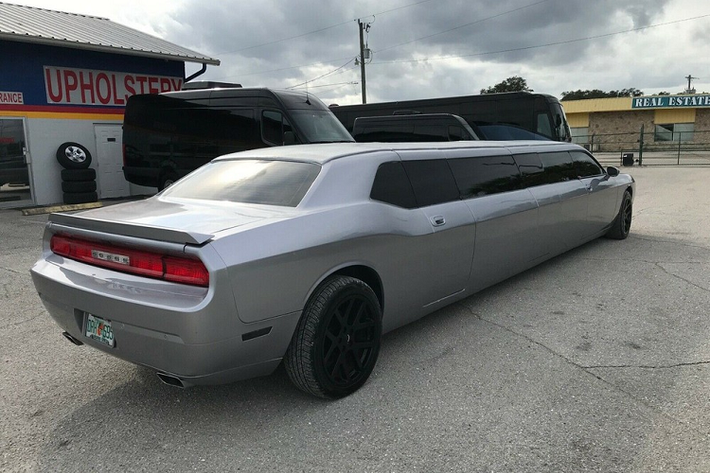 Chiếc limo kỳ lạ chúng ta thấy ở trên đang được rao bán trên eBay, và có lẽ nó đã được đặt tên nhầm là Cadillac Fleetwood 2013. Nó thực tế là một chiếc xe cơ bắp Dodge Challenger 2013 được biến đổi thành limousine với tổng chiều dài gần gấp đôi ban đầu, kéo dài phần giữa thêm hơn 3,5 mét, khiến trục cơ sở dài hơn gấp 2 lần.