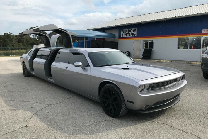 Xe cơ bắp và xe limousine là 2 kiểu xe phục vụ 2 mục đích khác biệt. Một dành cho những người đam mê tốc độ, thích vẻ ngầu nam tính, và một dành cho những người thích sang chảnh, bước ra từ phương tiện bóng bẩy. Vậy chuyện gì sẽ xảy ra nếu có người kết hợp 2 kiểu xe này lại với nhau? Kết quả chính là chiếc Dodge Challenger 2013 Limo độc đáo.