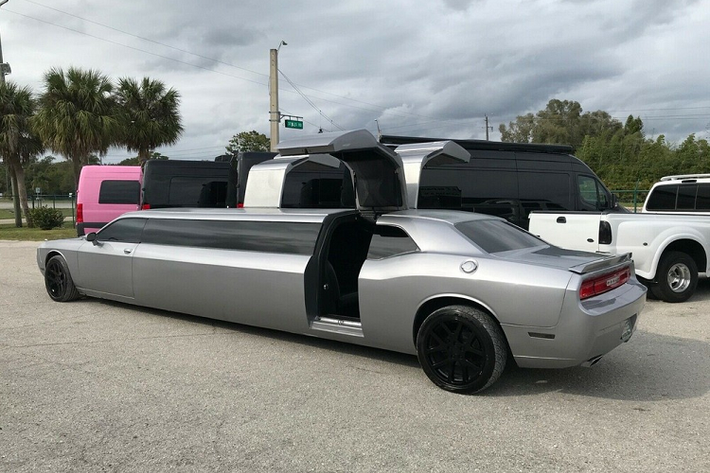 Về phương diện rao bán giá xe Dodge Challenger 2013 Limo này ban đầu được treo 45.000 USD (khoảng 1 tỷ đồng), nhưng giờ đây đã giảm xuống mức “rẻ bất ngờ” chỉ 32.500 USD (khoảng 750 triệu đồng) mà thôi. Xem ra đây đúng là một cái giá hời cho một phương tiện khác thường, đảm bảo gây sự chú ý trên đường đi và cho bất cứ ai bước ra khỏi nó.