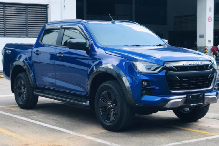 Làm so sánh, giá bán khởi điểm 630 triệu đồng cho mẫu xe bán tải Isuzu D-Max 2021 phiên bản 1.9L MT 4x2 ngang tầm giá của Ford Ranger XLS 2.2L 4x2 MT (giá 630 triệu đồng) và cao hơn 2 triệu đồng so với Toyota Hilux phiên bản 2.4L 4x2 MT (giá 628 triệu đồng), nếu xét về cấu hình máy dầu 1 cầu số sàn.