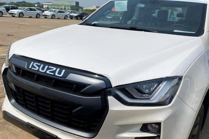 Vì thuế cao, Isuzu Việt Nam không hoặc chưa có kế hoạch mang phiên bản D-Max 2021 máy dầu 3.0L về nước. Chính vì thế, cả 3 phiên bản của D-Max 2021 đều sử dụng động cơ dầu 4cyl, dung tích 1.9L (RZ4E-TC) tăng áp (đơn) cho công suất tối đa 150 mã lực tại 3.600 vòng/phút, mô-men xoắn cực đại 350 Nm ở tốc độ 1.800 – 2.600 vòng/phút. Sức mạnh được truyền xuống cầu sau hoặc hai cầu (bán thời gian), thông qua hộp số tay 6 cấp và tự động 6 cấp.