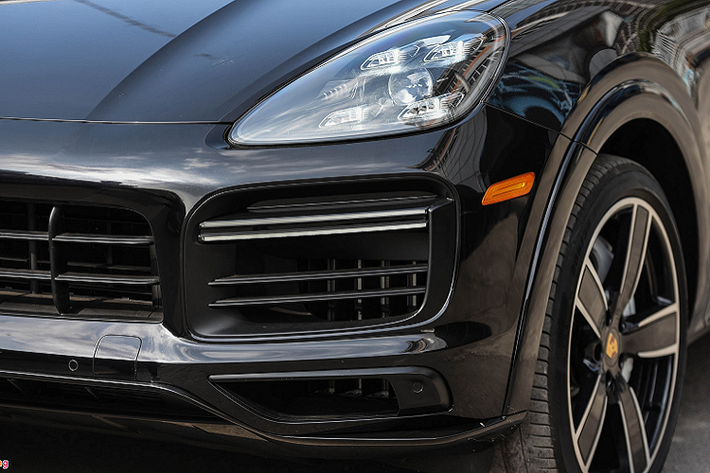 Cabin chiếc Cayenne Turbo trong bài viết đậm chất thể thao nhờ bộ ghế và nhiều chi tiết trên táp-lô, táp-pi cửa và khu vực cần số được bọc da đỏ, tương phản với tone đen của nội thất - một tùy chọn đắt tiền khác.