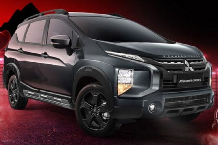 Trong khi đó, những yếu tố đó trên Mitsubishi Xpander Cross RFBE mới vẫn giữ nguyên như cũ (crôm). Một số tính năng mới khác trên cả 2 phiên bản Xpander và Xpander Cross RFBE là các tấm ốp hông màu bạc sẫm, trang trí đen bóng trên cửa sau, mâm hợp kim 16 inch sơn đen trên Xpander và 17 inch trên Xpander Cross.