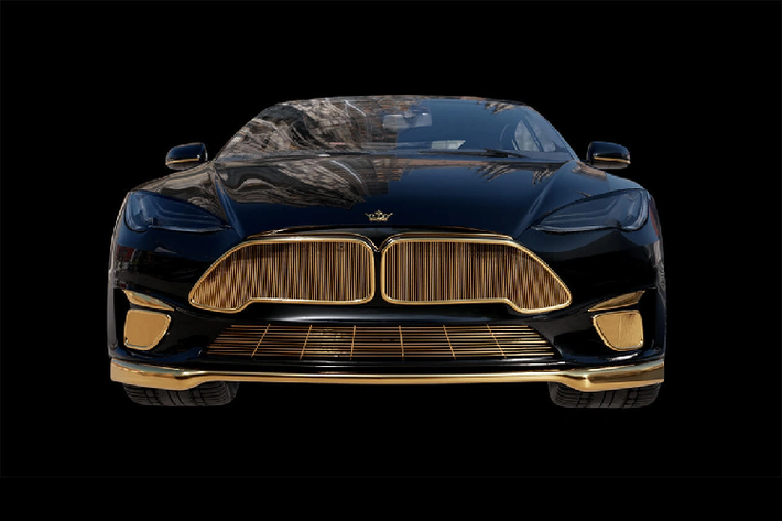 Đó là phiên bản Tesla Model S dát vàng với tên gọi Model Excellence 24K. Vàng 24 karat (999) được dát ở lưới tản nhiệt, viền cản trước, ốp gương hậu, ốp sườn, tay nắm cửa, bộ khuếch tán sau, nắp cốp, mâm xe.