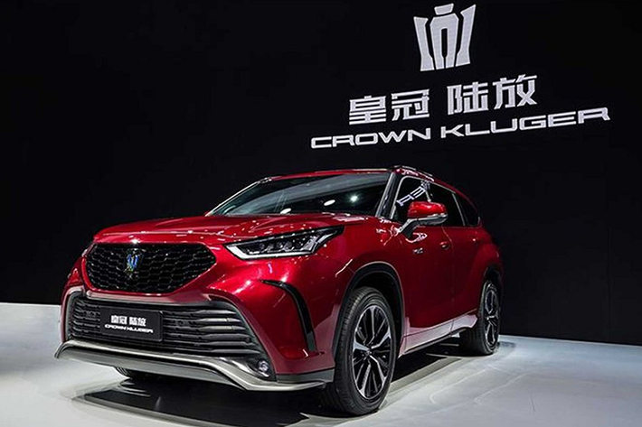 Tại triển lãm ôtô Thượng Hải 2021, phiên bản mới nhất của mẫu SUV hạng trung Toyota Highlander cuối cùng cũng đã chính thức ra mắt tại Trung Quốc mang tên Toyota Crown Kluger 2021 mới.