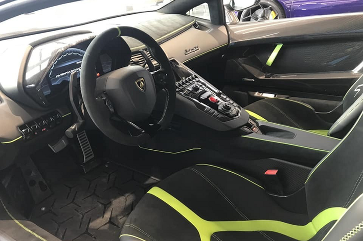 Bộ áo xanh lá đậm Verde Ermes trên chiếc xe Lamborghini Aventador SVJ mới về nước mang đến ngoại hình rất nổi bật cho xe, ngoài ra, xe còn sở hữu bộ mâm đa chấu kép sơn đen kết hợp cùng kẹp phanh màu vàng đồng. Chưa hết, ngoại thất xe còn có nhiều tùy chọn carbon nhưng đáng tiếc là không có logo SVJ trên vòm bánh xe sau. Chi tiết này có 3 tùy chọn khác mà khách hàng phải bỏ tiền ra là dán đề-can, sơn lên ngoại thất hay carbon.