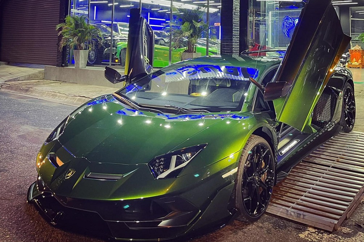 Màu Verde Ermes là 1 trong các bộ áo được hãng siêu xe Lamborghini đưa ra cho các khách hàng khi chọn mua dòng siêu xe giới hạn Lamborghini Aventador SVJ Coupe. Hiện không rõ chi phí để sở hữu bộ áo cá tính này, chỉ biết rằng, giá xe Lamborghini Aventador SVJ tiêu chuẩn tại thị trường nước ngoài khoảng 12 tỷ đồng.