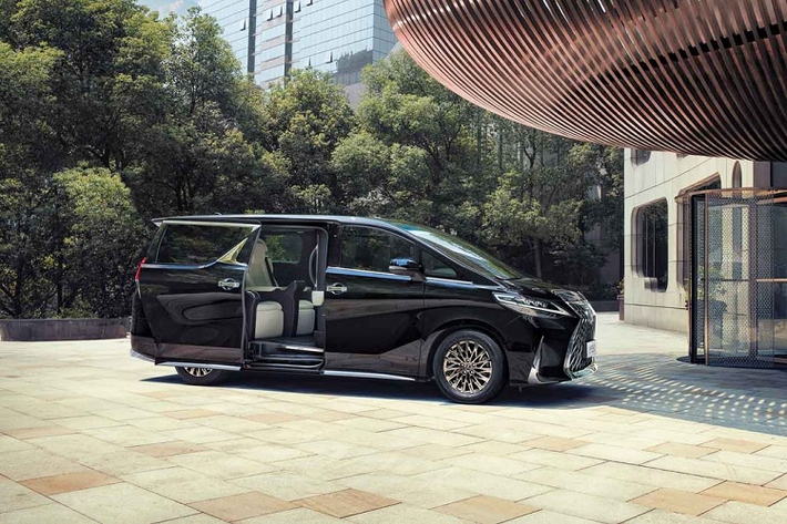 Đối với không gian cabin, Lexus LM phiên bản 7 chỗ ngồi hướng tới tập khách hàng có thiên hướng thực dụng còn phiên bản 4 chỗ chủ yếu tập trung vào đối tượng khách hàng là doanh nhân hay các VIP. Bên trong khoang nội thất, Lexus LM mang đầy đủ các trang bị tiện nghi cao cấp như ghế bọc da thượng hạng, ốp gỗ trang trí, ghế có massage/sưởi/làm mát, màn hình giải trí, cửa sổ trời, hệ thống loa hàng hiệu Mark Levinson. Trên phiên bản cấu hình 4 chỗ, hàng ghế thứ 2 được bố trí theo dạng thương gia với nhiều tiện ích cao cấp hơn.