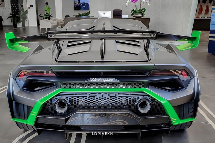 Những hình ảnh cận cảnh về chiếc siêu xe Lamborghini Huracan STO của các đại gia xứ sở chùa tháp đã được chia sẻ lên mạng xã hội và cho ta thấy được cấu hình của xe. Đầu tiên chính là ngoại thất sơn màu xám mờ rất nổi bật và cá tính có tên gọi Grigio Titans. Trước đó, nhiều chiếc xe Lamborghini Huracan STO trên thế giới được nhìn thấy với màu sơn đặc trưng là xanh Blu Laufey.