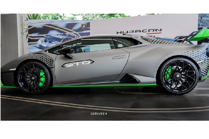 Mẫu siêu xe này có khả năng tăng tốc từ vị trí xuất phát lên 100 km/h chỉ trong thời gian 3 giây, trước khi đạt tốc độ tối đa là 310 km/h. Dòng siêu xe Lamborghini Huracan STO sở hữu hệ thống Anima mang đến cho người lái 3 chế độ là STO, Trofeo và Pioggia.