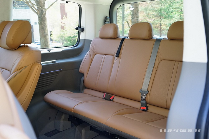 Bên trong chiếc Hyundai Staria Lounge AWD 7 chỗ có khá nhiều trang bị hiện đại như màn hình trung tâm 10,25 inch, tích hợp màn hình chỉnh điều hòa hay màn hình màu LCD của bảng đồng hồ với 3 chế độ hiển thị Eco, Comfort và Sport. Thêm vào đó là 2 ghế thương gia nằm độc lập ở giữa, đi kèm chế độ thư giãn được kích hoạt bằng nút bấm. 2 ghế này cũng có thể ngả ra sau hoặc trượt lên/xuống chỉnh điện.