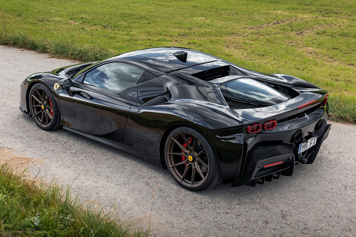 Ở ngoại hình, Ferrari SF90 Stradale của Novitec được trang bị bộ mâm 5 chấu Vossen, kích thước 20 inch phía trước và 21 inch phía sau. Bên trong cabin có một số nâng cấp như tùy chọn màu sắc da Alcantara.