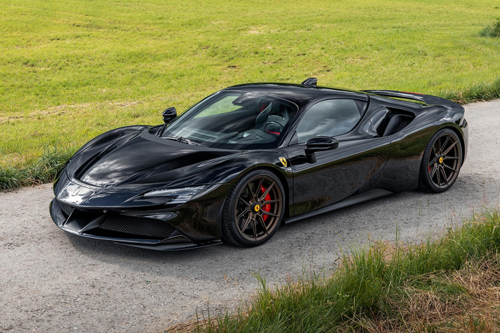 Hiện tại có không ít bản độ Ferrari SF90 mạnh hơn 1.000 mã lực, cách đây vài tháng, hãng độ Wheelsandmore đã tạo ra bản độ SF90 mạnh 1.118 mã lực và mô-men xoắn 919 Nm.