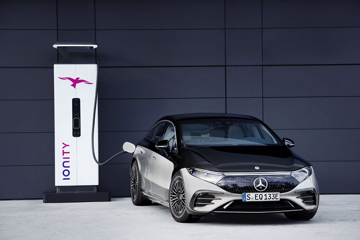 Mercedes-Benz EQS lắp ráp Thái Lan sẽ cùng với dòng xe siêu sang Mercedes-Maybach GLS nhắm đến các đối thủ như Bentley Bentayga và Rolls-Royce Cullinan. Khác với EQS lắp ráp, GLS sẽ được nhập khẩu nguyên chiếc.