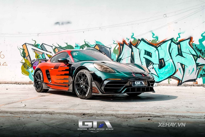 Cũng giống như các Bimmer, thay vì sở hữu một chiếc M4 hoặc M5, những tay chơi thường lựa chọn việc độ từ dòng 4-Series hoặc 5-Series lên body-kit M4 hoặc M5 thì chiếc Porsche 718 Cayman độ khủng này cũng không hề kém cạnh.