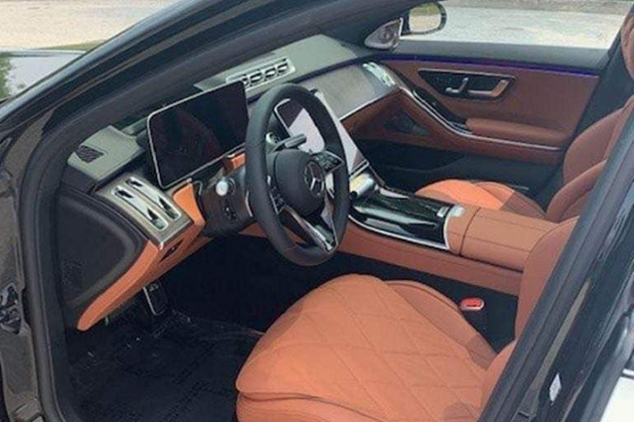 Xe siêu sang Mercedes-Maybach S580 4Matic 2021 sắp về Việt Nam là bản thấp nhất nhưng cũng đã có một số trang bị đáng chú ý bao gồm màn hình hiển thị thông tin kính lái HUD, hệ thống âm thanh Burmester cao cấp, hệ thống thông tin giải trí MBUX, ghế massage cho hành khách hay cửa sau tự động đóng/mở bằng nút bấm, nội thất bọc da cao cấp và ốp gỗ hay hệ thống đèn viền Ambient Light nhiều màu.