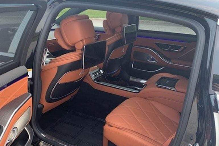 Mercedes-Maybach S580 4Matic 2021 sẽ có đến 4 màn hình cho hành khách cũng như tài xế, trong đó, 12,3 inch là màn hình của bảng đồng hồ kỹ thuật số, màn hình giải trí phía trước có kích thước 12,8 cùng với đó là 2 màn hình giải trí cho hành khách lên đến 11,6 inch.