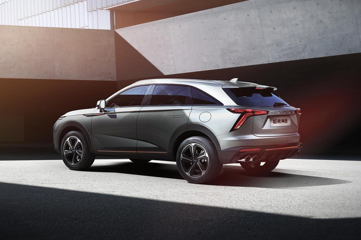 Haval Shenshou hoàn toàn mới có thiết kế khá đẹp mắt với những đường cắt sắc cạnh phía bên sườn và phía sau, trong khi đó phía trước lại có thiết kế tương đối tròn trịa. Ngoại thất xe có nhiều tính năng đáng lưu ý như tay nắm cửa ẩn, cánh gió phía sau chất thể thao, và bộ la-zăng 5 chấu rất ngầu.