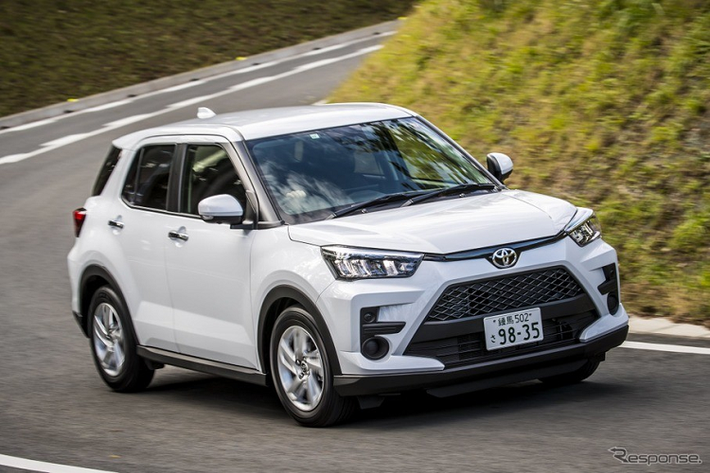 Ở bản 1.0T GR Sport cao cấp nhất, mẫu SUV đô thị này sẽ có những trang bị đáng chú ý như vành hợp kim 17 inch màu đen, bộ body kit thể thao, tem chữ nổi "GR", vô lăng bọc da, ghế bọc da phối nỉ và điều hòa tự động