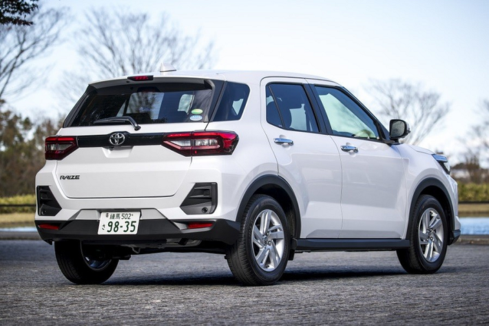 Bên sườn, Toyota Raize 2021 đi kèm các cột màu đen, tạo hiệu ứng nóc "lơ lửng" hợp thời. Đằng sau Toyota Raize 2021 xuất hiện cụm đèn hậu LED thanh mảnh nằm ngang và nối liền với nhau bằng một thanh mạ crôm dày dặn. Thêm vào đó là khe gió giả màu đen ở hai góc cản sau, đèn phản quang nằm ngang và cánh gió mui.