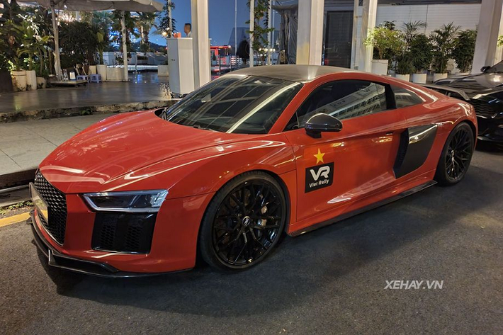 Siêu xe Audi R8 đứng đầu bảng của thương hiệu "Bốn vòng tròn" nước Đức. Đối với phiên bản V10 Plus, đây là cái tên được rất nhiều đại gia trên thế giới và tại Việt Nam săn đón bởi khả năng vận hành đầy thuyết phục, uy lực và mạnh mẽ. Song hành với đó, vẻ đẹp hiện đại và thời trang cũng là yếu tố giúp mẫu xe này ghi đậm dấu ấn giữa một "biển siêu xe" ngày nay.