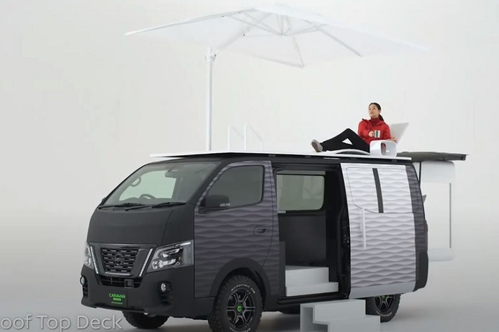 Các tính năng thú vị khác của Office Pod bao gồm hộp đựng găng tay với đèn kháng khuẩn UV, có lẽ để diệt vi trùng từ điện thoại hoặc máy tính bảng, máy biến tần DC/AC cho máy pha cà phê và thảm trải sàn có đèn nền cho đẹp mắt. Các bóng đèn điện cho phép bạn hoàn toàn tách biệt không gian làm việc với thế giới bên ngoài khi ở bên trong, hoặc giúp bạn tận hưởng phong cảnh khi làm việc.