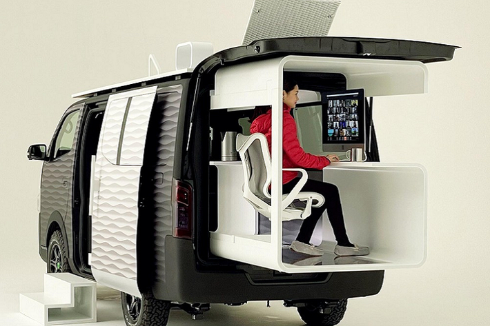 Phần tuyệt nhất của Office Pod lại không liên quan gì tới ứng dụng làm việc văn phòng cả. Phần nóc xe có thể được dùng làm sân thượng tắm nắng, làm chỗ nghỉ ngơi mà bạn có thể leo lên thông qua một cầu thang bên trong cabin. Thông qua video giới thiệu, ta thấy bên trên có bố trí một chiếc ghế dài, một cái bàn nhỏ, và ô che nắng. Tuy nhiên không rõ những thứ này sẽ được cất vào đâu khi không sử dụng, nhưng ta có thể giả định là cất kín vào trong.