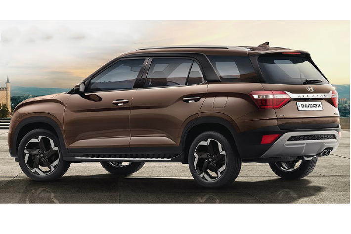 Như thông tin đã đưa, mẫu xe SUV Hyundai Alcazar 2021 dùng chung cơ sở gầm bệ với Creta nhưng sở hữu chiều dài cơ sở lớn hơn 150 mm, đạt 2.760 mm nhằm phù hợp với sự xuất hiện của hàng ghế thứ 3. Theo hãng Hyundai, Alcazar hiện là mẫu xe có chiều dài cơ sở lớn nhất trong phân khúc SUV hạng B ở thị trường Ấn Độ.