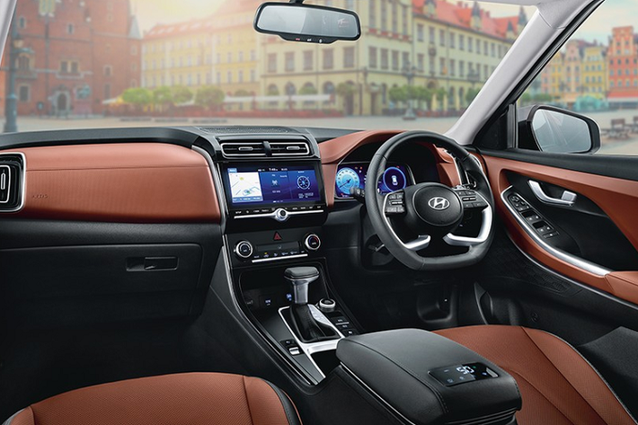 Những trang bị hứa hẹn "ăn điểm" khác của Hyundai Alcazar 2021 bao gồm bệ bước chân, đèn chờ dẫn đường hiện logo của hãng Hyundai xuống mặt đất, tấm chắn nắng dạng trượt ở hàng ghế trước, rèm che nắng chỉnh tay ở cửa sổ sau, hệ thống đèn viền nội thất Ambient Light 64 màu, ghế lái chỉnh điện 8 hướng và cửa sổ trời toàn cảnh Panorama chỉnh bằng giọng nói.