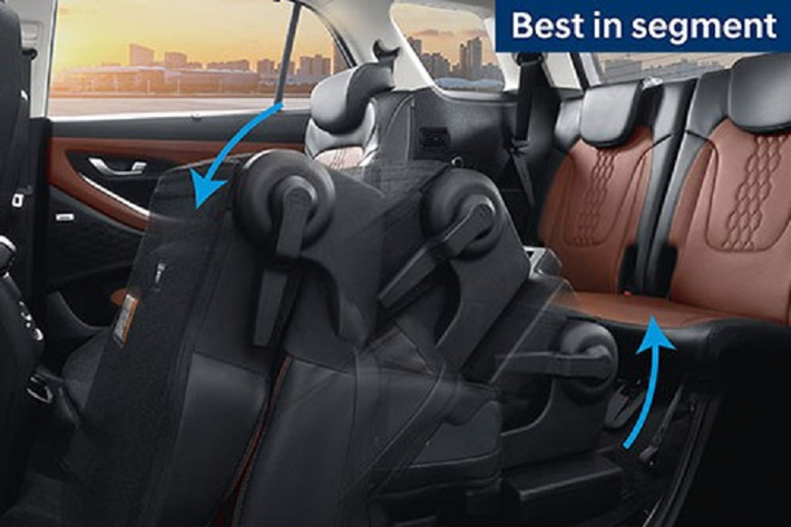 Tuy là xe giá rẻ nhưng Hyundai Alcazar 2021 tại thị trường Ấn Độ lại có khá nhiều trang bị cao cấp như nội thất bọc da phối 2 màu, bảng đồng hồ kỹ thuật số với màn hình 10,25 inch, hệ thống âm thanh Bose 8 loa và hệ thống lọc không khí với màn hình hiển thị chất lượng không khí.
