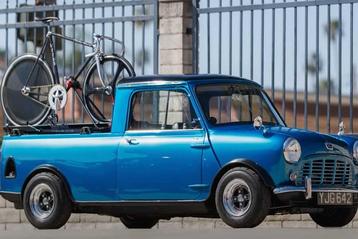 Trong thế giới những chiếc xe ngày một to lớn qua mỗi thế hệ, mẫu Austin Mini 1962 cổ điển càng trở nên nổi bật hơn bao giờ hết. Điều này đặc biệt đúng với chiếc xe bán tải Austin Mini ở đây khi nó chỉ giống như một “người tí hon” trước những chiếc xe bán tải khổng lồ trên đường phố Mỹ. Trong một video mới trên kênh YouTube “Hoonigan Auto Focus”, chúng ta có cơ hội tìm hiểu về một chiếc bán tải Austin Mini Truck cực kỳ thú vị với lớp sơn xanh biển.