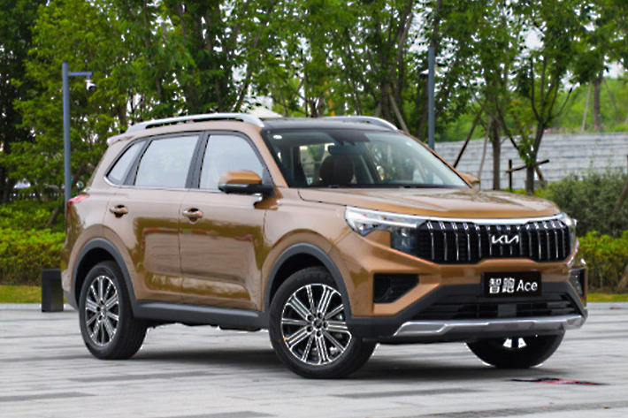KIA Sportage 2022 mới tại đất nước đông dân nhất thế giới sở hữu thiết kế hoàn toàn khác biệt so với mẫu xe được bán tại Hàn Quốc và một số nước khác ở khu vực Đông Nam Á. Tại Trung Quốc, mẫu xe này được bán ra với biến thể có tên Sportage ACE.