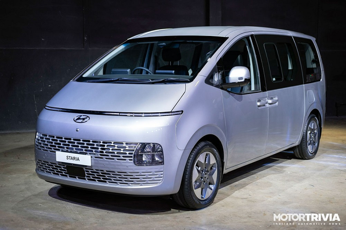 Như thông tin đã đưa, mẫu xe MPV Hyundai Staria 2021 sẽ thay thế đàn anh Grand Starex đồng thời cạnh tranh Toyota Hiace. Mẫu xe này sở hữu chiều dài 5.253 mm, chiều rộng 1.997 mm, chiều cao 1.990 mm và chiều dài cơ sở 3.273 mm. Bên cạnh đó, xe còn có bán kính vòng quay 5,97 m và bình nhiên liệu 75 lít.